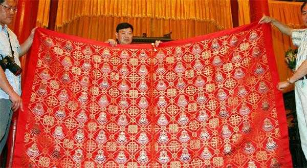 2009年6月,南京雲錦研究所人員將價值16萬多元的「雲錦真金八吉祥寶蓮紋妝花緞袈裟」送達少林寺,釋永信稱只收藏不會穿。 2009年6月,南京雲錦研究所人員將價值16萬多元的「雲錦真金八吉祥寶蓮紋妝花緞袈裟」送達少林寺,釋永信稱只收藏不會穿。