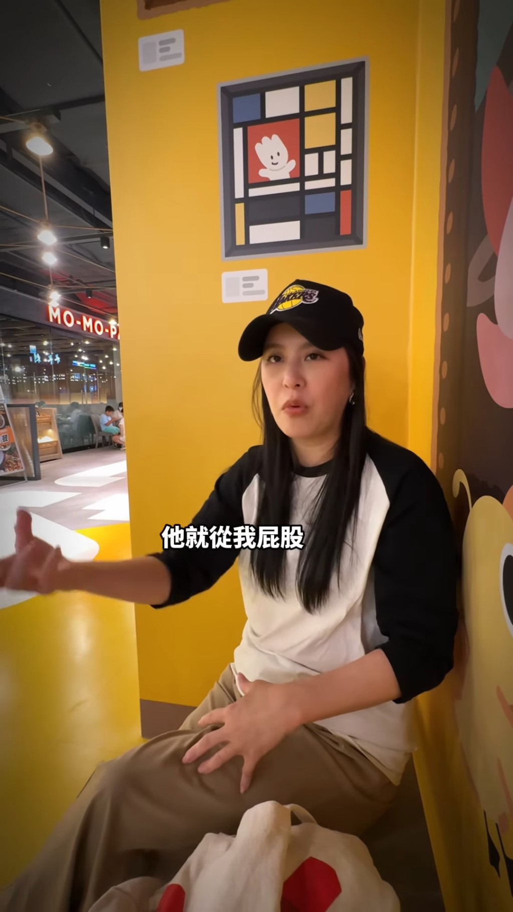 更荒唐的是,在錄影開始前,對方竟然將手從她屁股伸往其私密部位。 更荒唐的是,在錄影開始前,對方竟然將手從她屁股伸往其私密部位。