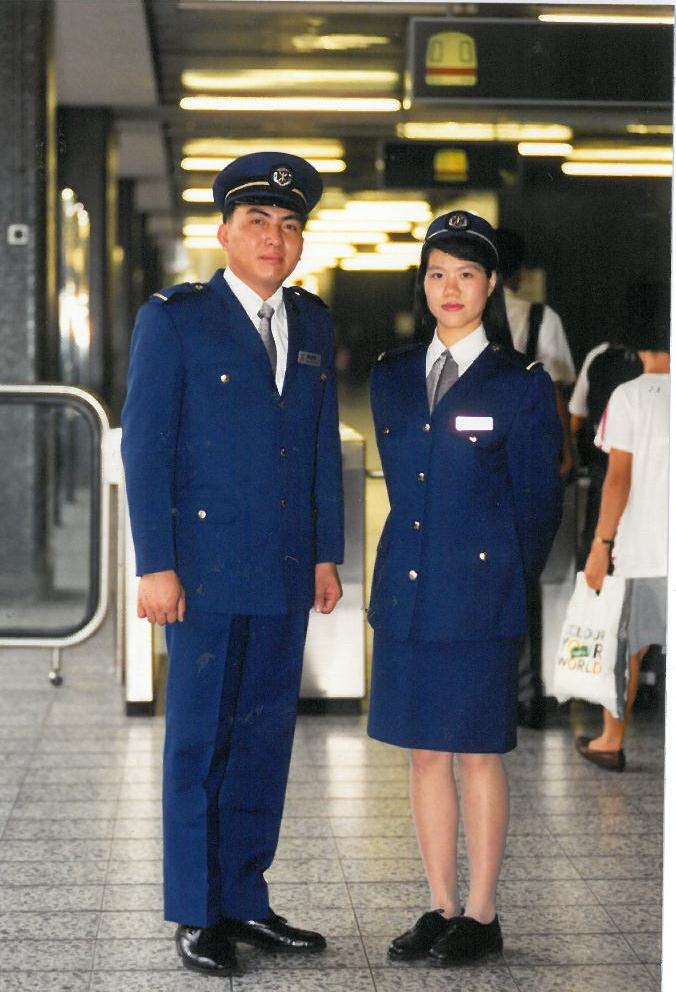 90年代制服繼續以外套的藍色為主調，較易分辨之處是採用了新款領帶設計，改用銀灰色再配上紅色的公司標誌。港鐵提供