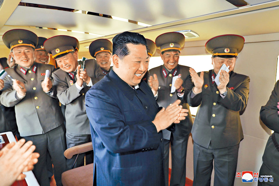 北韓發照片,顯示金正恩上周六視察試射新武器。