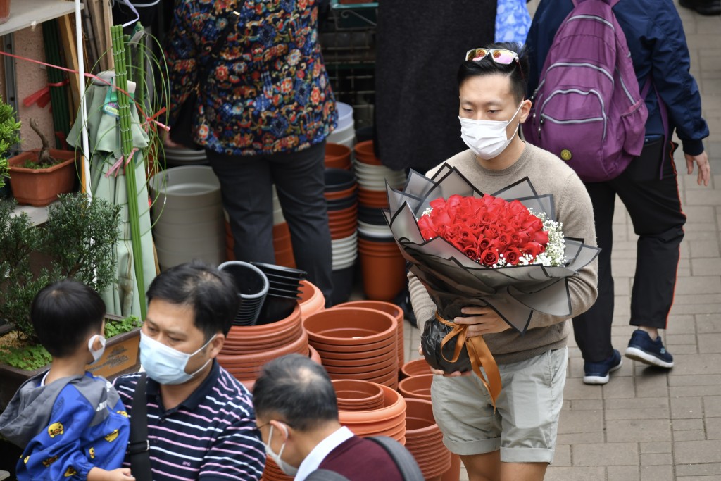 市民在旺角花墟买花情况及市道。陈极彰摄
