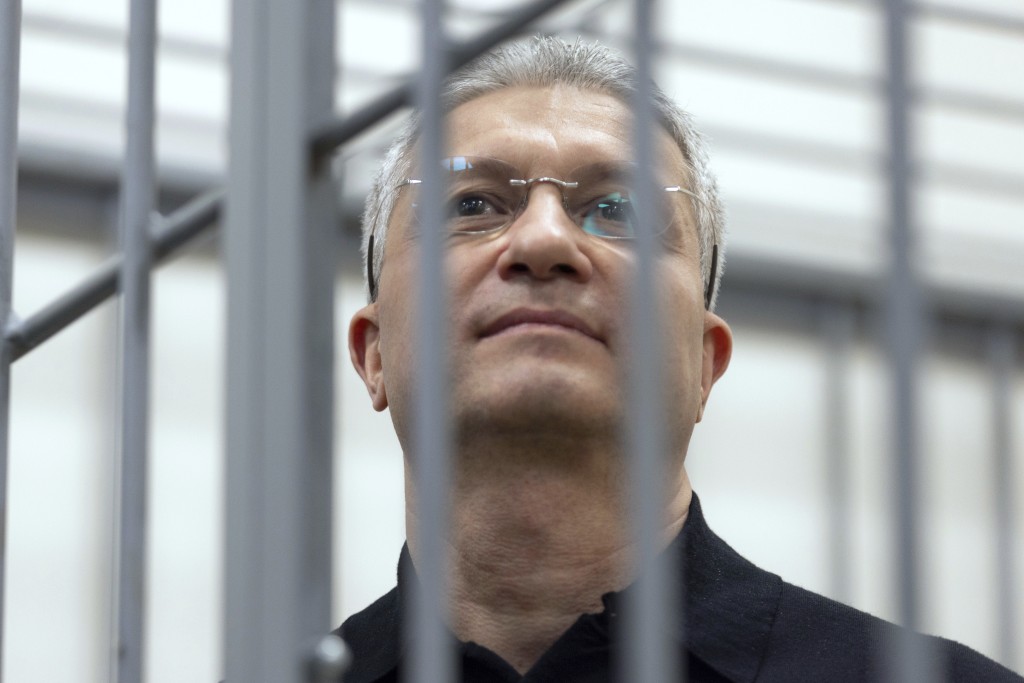 2025年7月1日，伊萬諾夫在犯人欄內聽取判刑。 美聯社