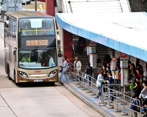 102巴士過海後至太安樓站開始分段減價，車費由5.7元減至4.5元。資料圖片