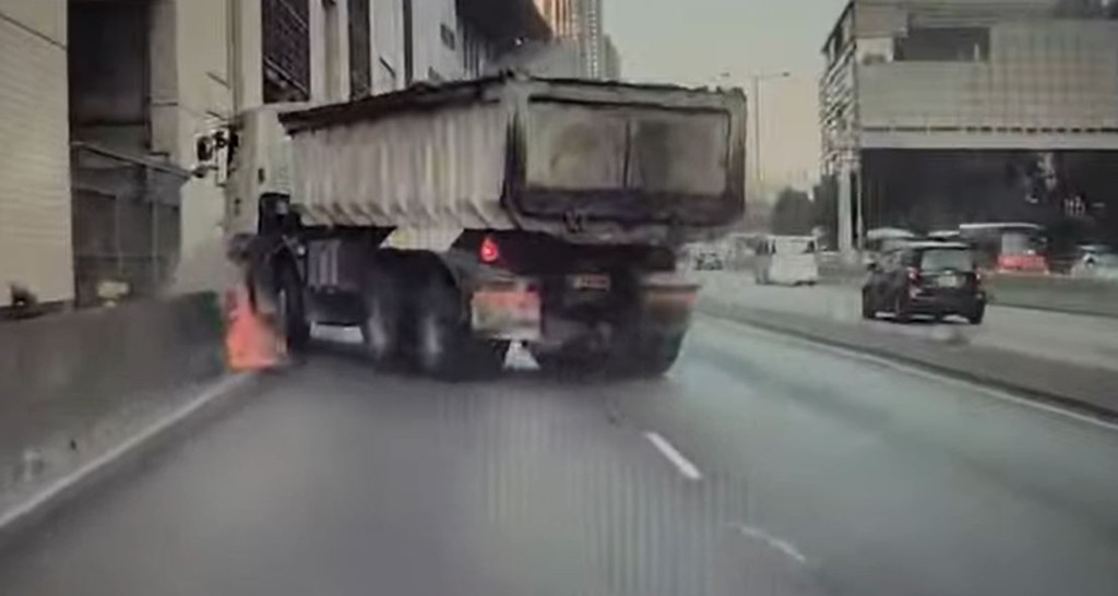 泥頭車因而直撞路邊石壆，迸起火花。