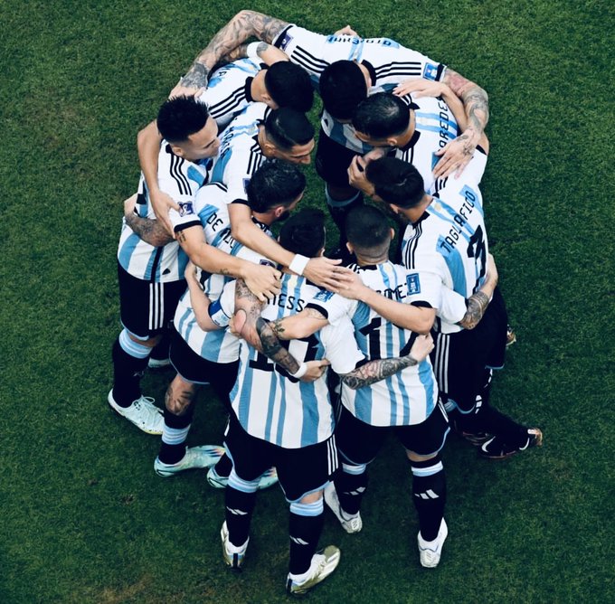 网民在社交媒体转载阿根廷国家队照片以集气，祈求球队对墨西哥时能取得胜利。Reuters