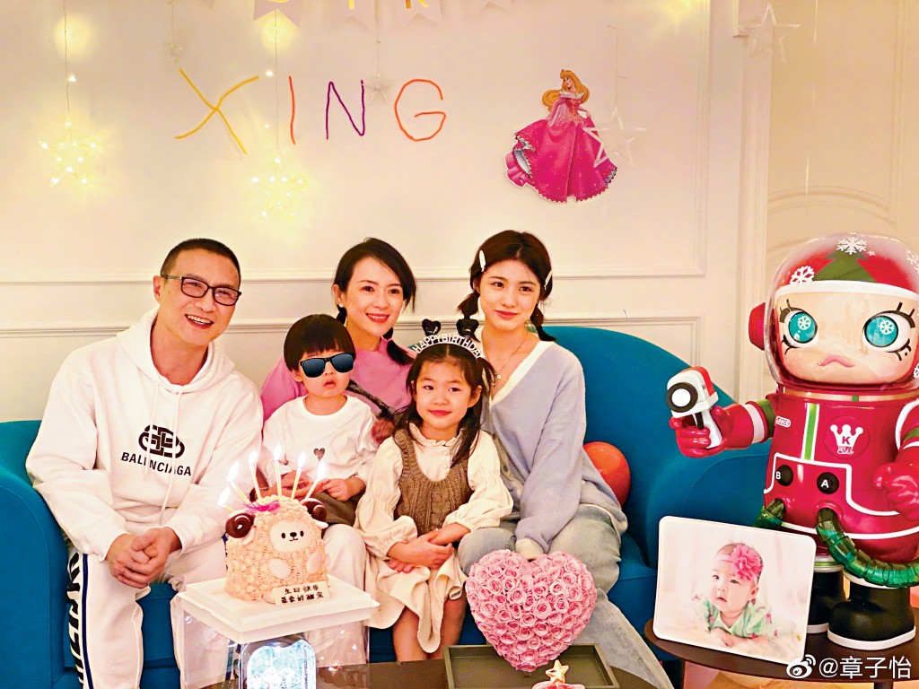 章子怡婚後不僅為汪峰生了一子一女,同時也對汪峰舊愛所生的大女(右一)照顧有嘉。