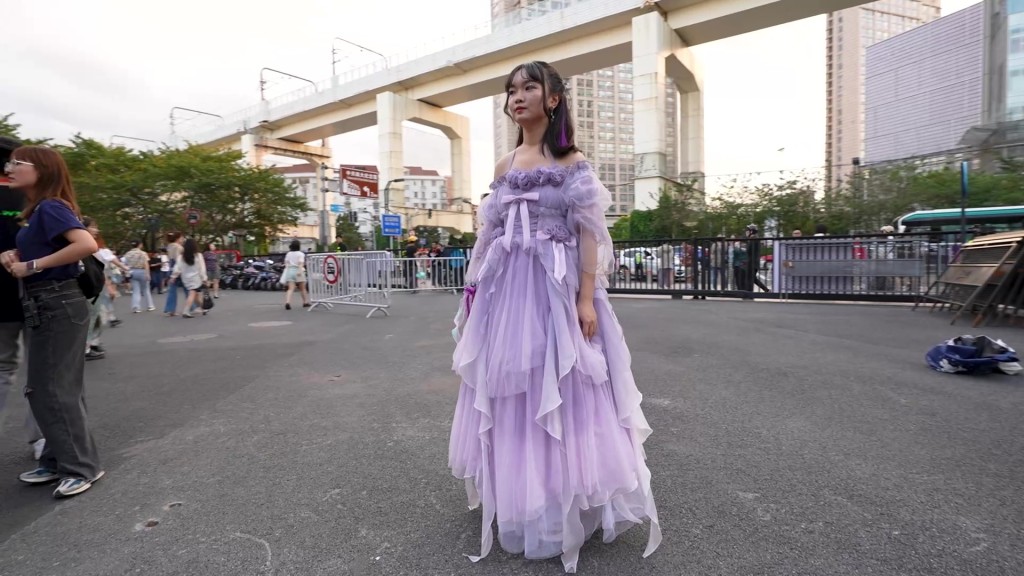 歌迷著晒千嬅最爱嘅紫色服装入场。
