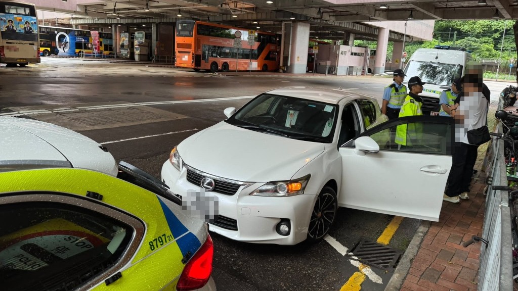 警截获荃湾葵涌两白牌车 拘捕两司机
