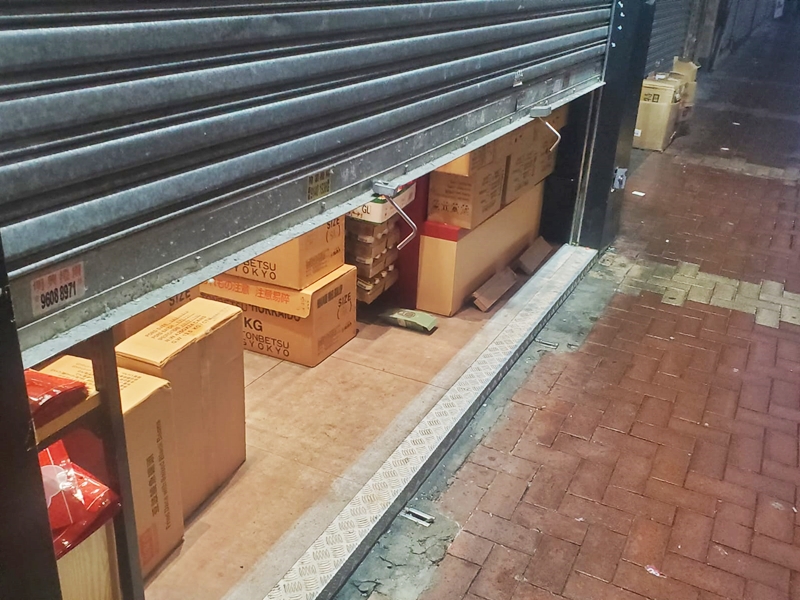 荃灣海霸街地下一間海味舖的鐵閘有兩個鐵鎖被剪毀。