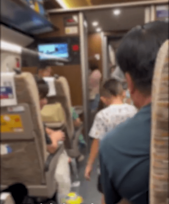 两名小孩在高铁车厢踢波，为其他乘客带来滋扰。