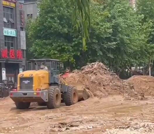 陝西寶雞暴雨引發洪水，凌晨沖走逾20車輛。