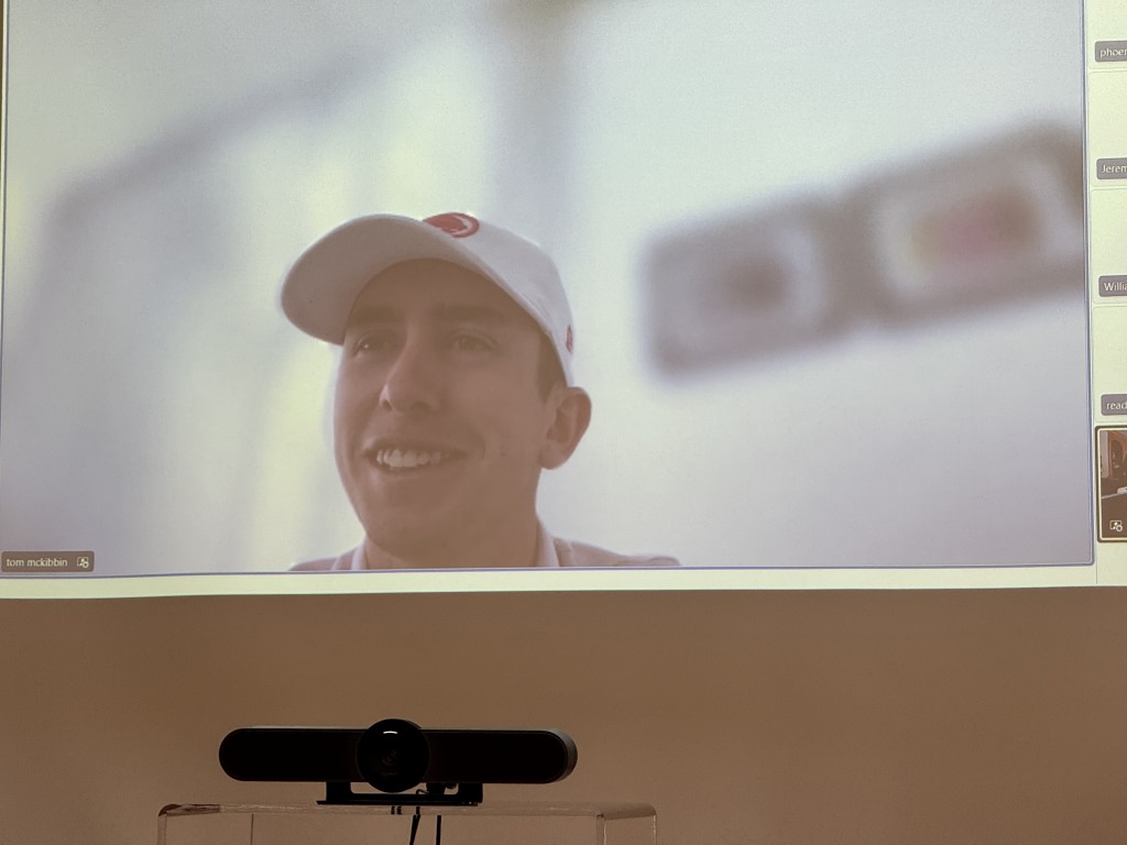 麦基宾接受传媒越洋访问。杨功煜摄