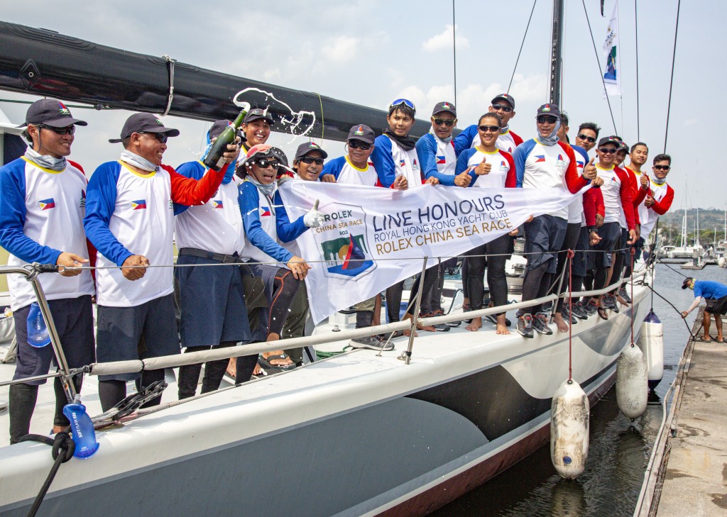  在「2023 劳力士中国海帆船赛」中，Ernesto Echauz 的 「Standard Insurance Centennial 5号」，成为赛事开赛以来首支夺得冲线冠军的菲律宾船队。 Rolex/ Daniel Forster 提供图片