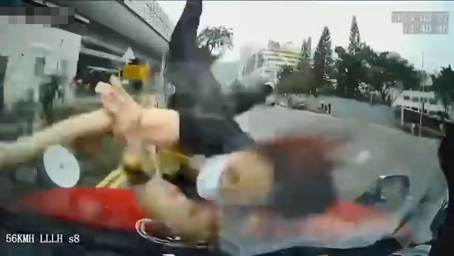 的士收掣不及將女途人撞飛。車cam L（香港群組）FB