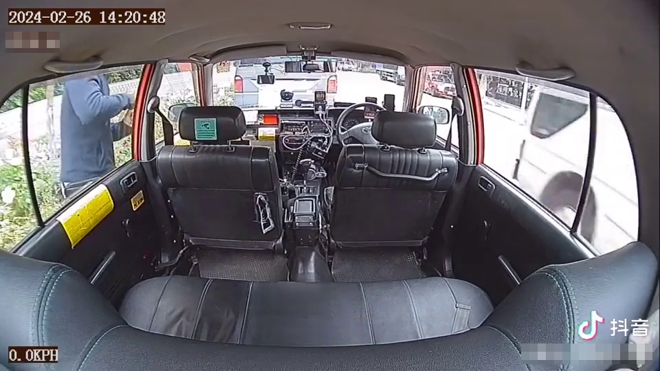 蒙面贼靠近的士副驾位，用硬物爆玻璃撬开车门。网上片段