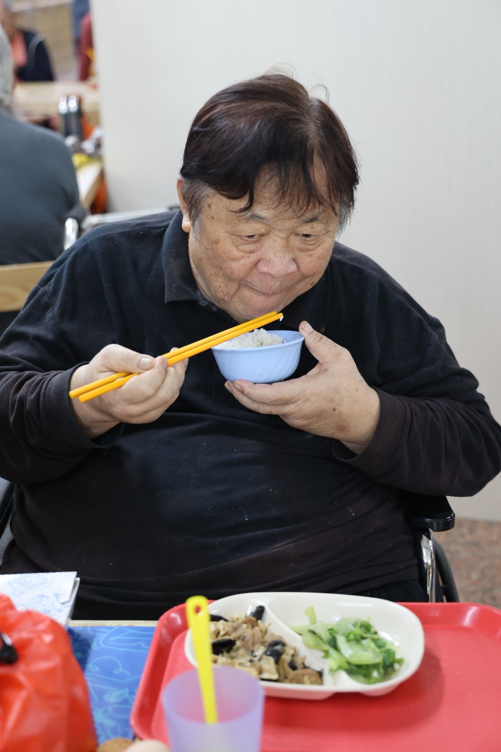 煌哥食时菜肉片及白饭，都算有胃口。