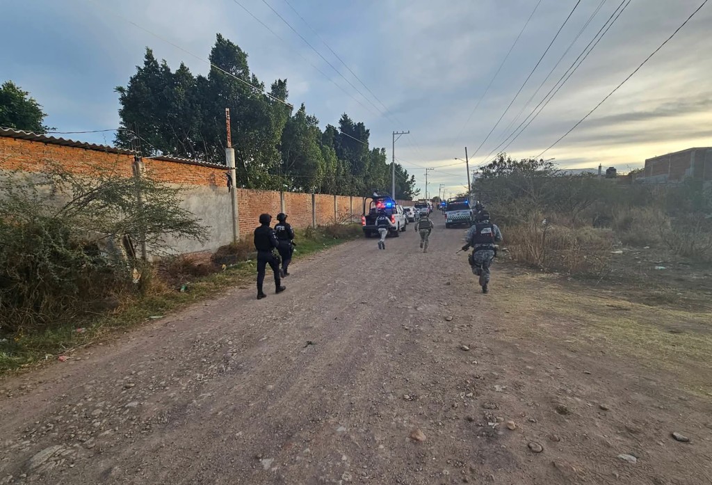 警方在涉事球場外調查。新華社