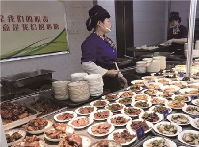 大學食堂吸引不少「蹭飯族」前往用餐。網圖