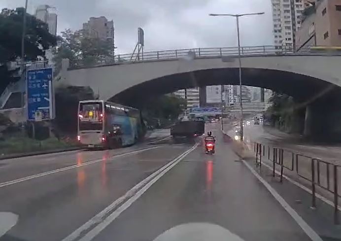 貨車越過3條行車線。fb車cam L（香港群組）影片截圖