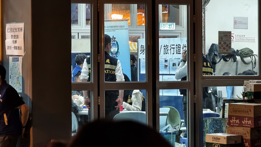 入境處在馮梁結紀念中學協助居民。