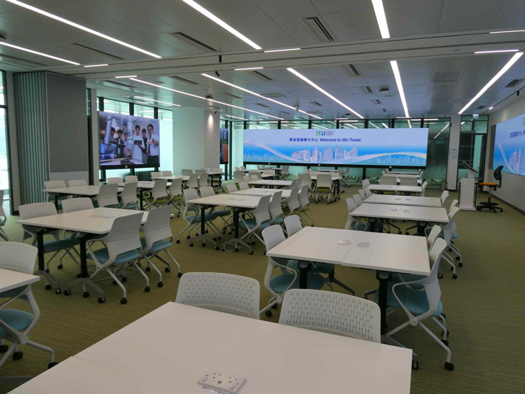 「都大中心」設有多個課室，部分裝上LED屏幕，方便學生進行分組討論。