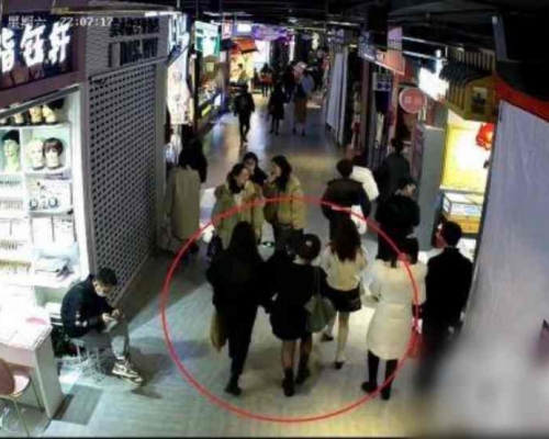 3人互相掩護盜竊。網圖