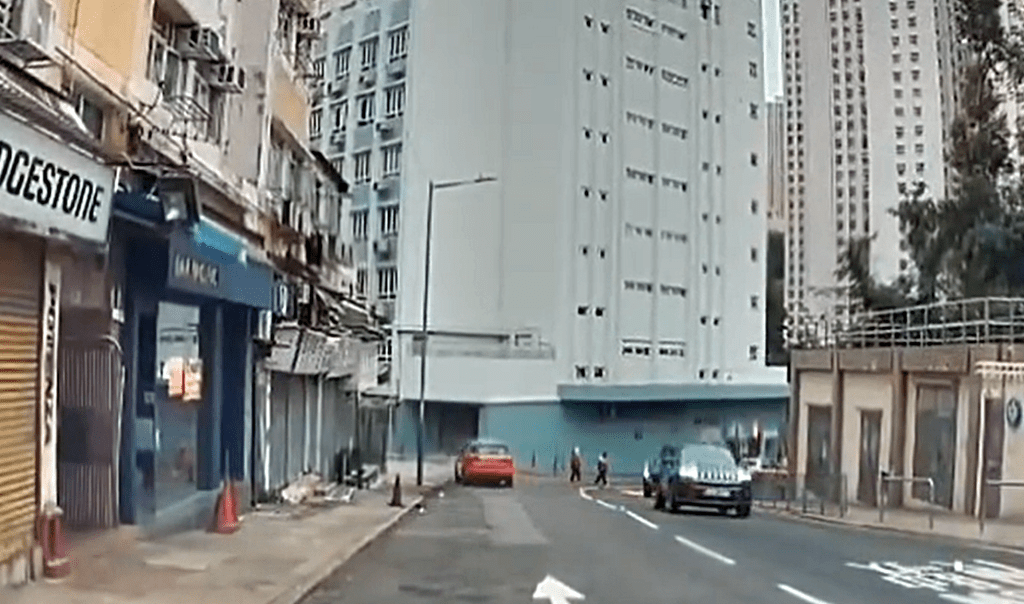 的士撞入校舍過程。fb：馬路的事討論區