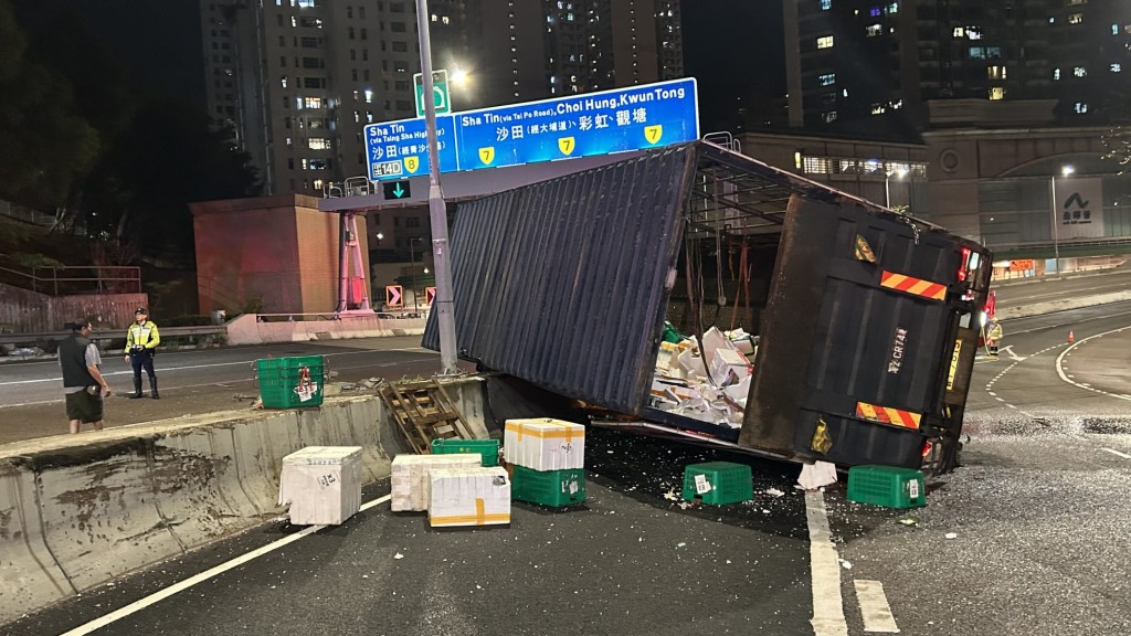 車斗內的菜疏全部翻倒，部分跌出路面。蔡楚輝攝