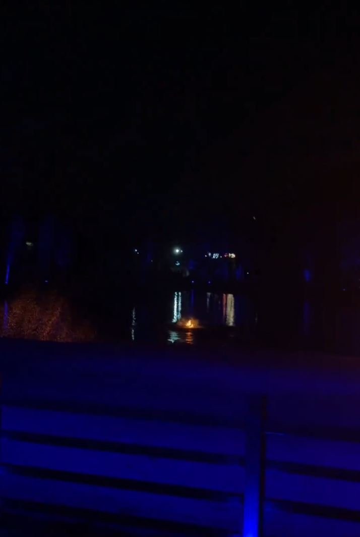 女舞者全身着火，狂奔跳入河中自救。微博