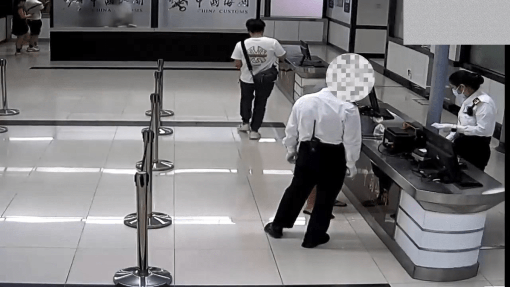 關員在男子的隨身斜挎包內,搜出1條活魚。海關發佈 關員在男子的隨身斜挎包內,搜出1條活魚。海關發佈