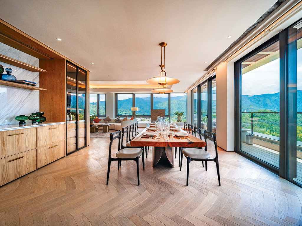 第6座5樓B室  實用面積	2259方呎
間隔	3房2套  連天台及平台
■大埔林海山城開放現樓多個示範單位，圖為第6座5樓B室現樓示範單位，實用面積2259方呎，為3房2套連天台及平台特色單位。