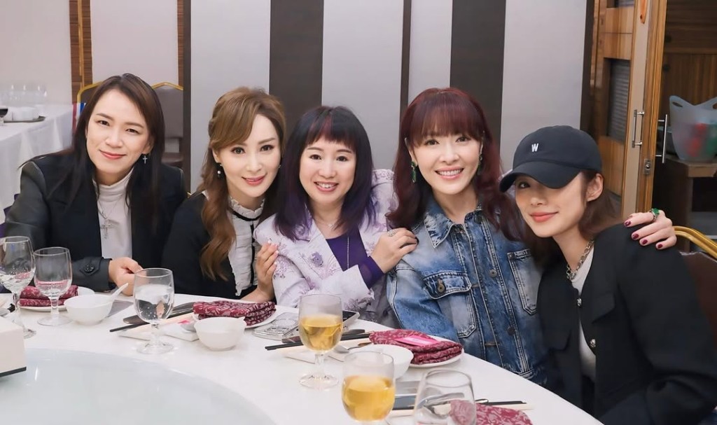 梅小青和丈夫劉家豪不時與羅蘭、羅霖、向海嵐、胡楓、尹光及文雪兒等人，相當熱鬧。