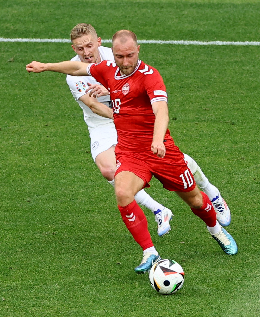 基斯甸艾歴臣在今届分组赛第一轮赛事为丹麦先开纪录，以漫画主角般方式回归欧国杯赛场。路透社