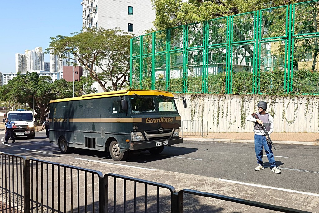 押款員荷槍實彈戒備。fb：車cam L（香港群組）