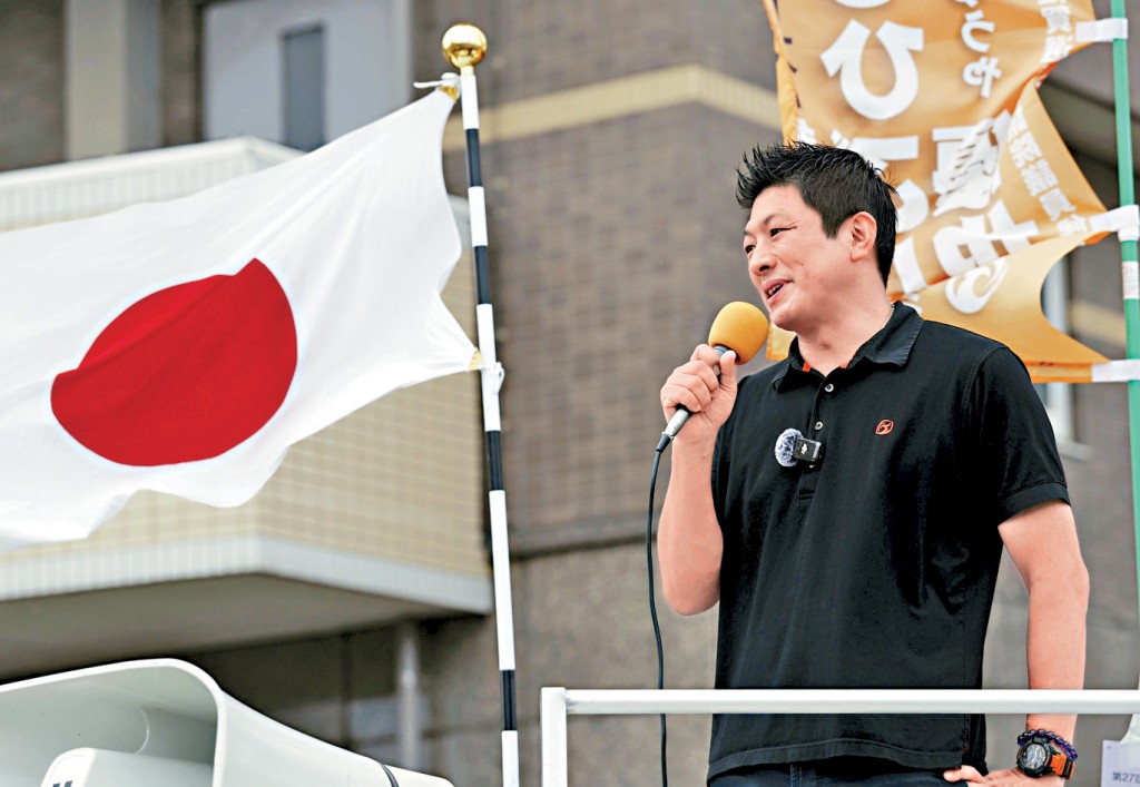 参政党党魁神谷宗币本月12日在日本西南部鸟栖市出席竞选造势活动。