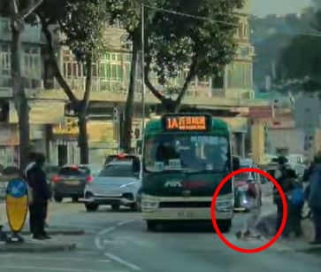 女童踩着滑板車滑出馬路。fb交通意外求片區影片截圖