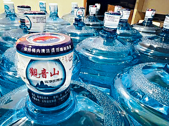 物流署今年6月批出樽裝飲用水合約，中標的其中一間公司，為鑫鼎鑫商貿，品牌為「鑫樂」，水樽上的招紙則寫有「觀音山」。