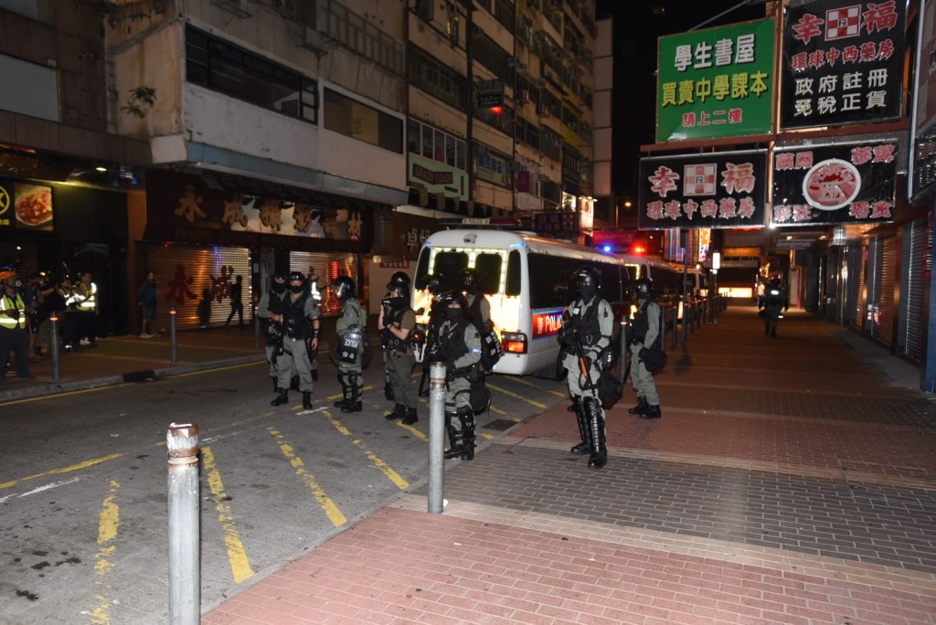 防暴警察驅散人群