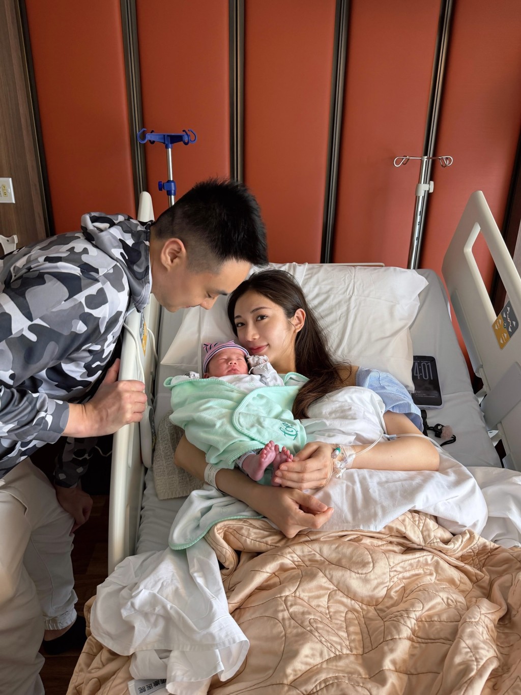 蔡嘉欣有子萬事足。