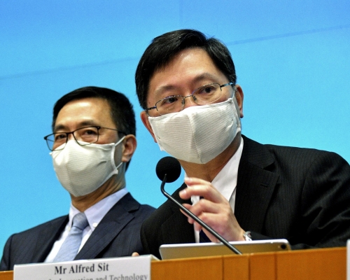 創新及科技局長薛永恒(右)等候檢測結果。資料圖片