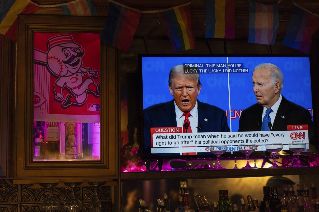 拜登在电视辩论会中表现惨不忍睹，被对手特朗普打败。美联社