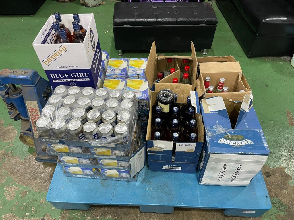 人員共檢獲約300罐啤酒，53支烈酒及一批酒吧設備。警方圖片