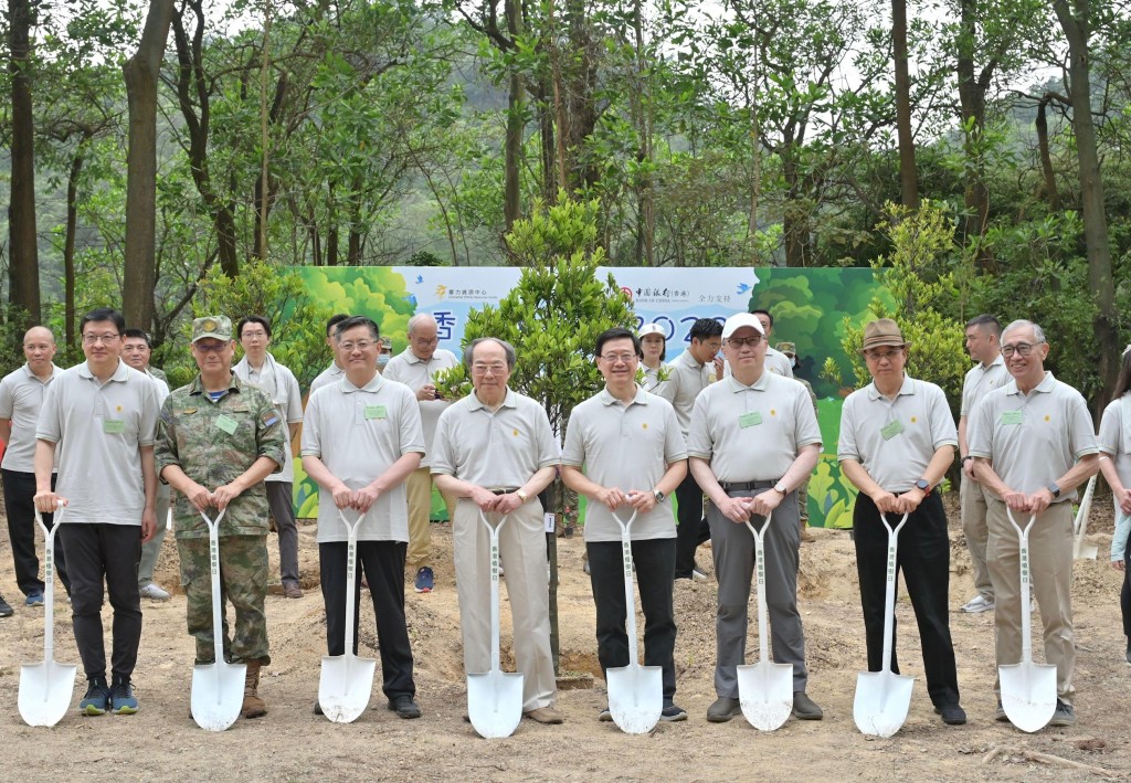 解放軍駐港部隊政治委員賴如鑫海軍少將、中央駐港維護國家安全公署副署長李江舟、羣力資源中心會長戴德豐博士、李家超、中聯辦主任鄭雁雄、外交部駐港公署特派員劉光源等參與植樹儀式。政府新聞處圖片