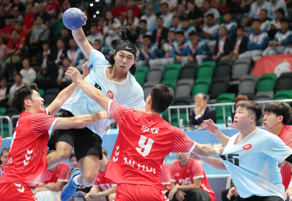 港隊主力之一的陳梓朗(藍衫) 連日來都有不少入球。徐嘉華攝 港隊主力之一的陳梓朗(藍衫) 連日來都有不少入球。徐嘉華攝