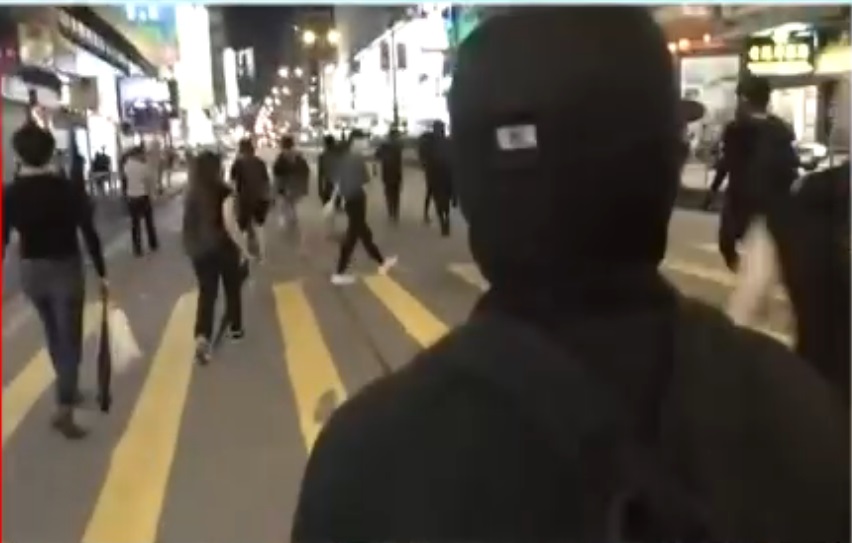 旺角示威者聚集堵路。港台電視截圖