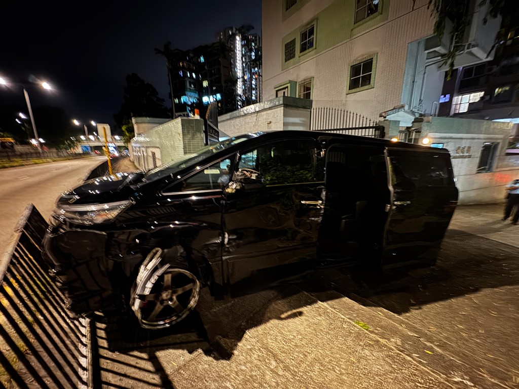 被偷的七人車撞向路邊欄杆，車身嚴重損毀，前轆的「胎皮」整條飛脫。