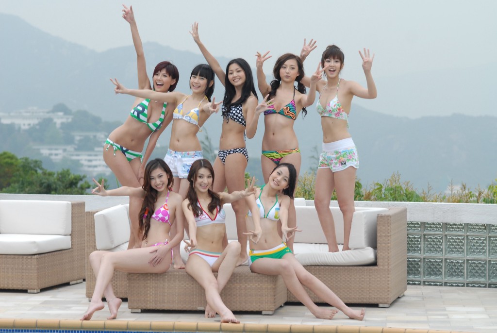 龚嘉欣（后右二）为TVB剧《盛装舞步爱作战》拍摄滑浪戏分。