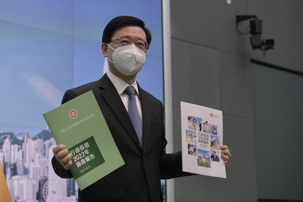 李家超首份《施政报告》选用绿色。（陈浩元摄）
