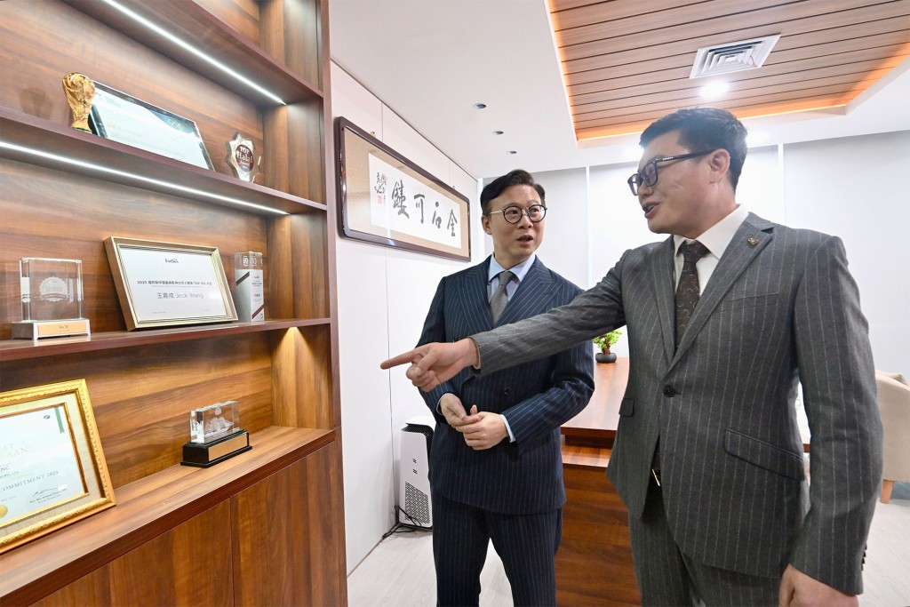 律政司副司長張國鈞早前到印尼訪問，期間到訪當地一戶家喻戶曉的雪糕品牌艾雪（Aice）的總部，並與集團總裁王嘉成進行交流。政府新聞處圖片