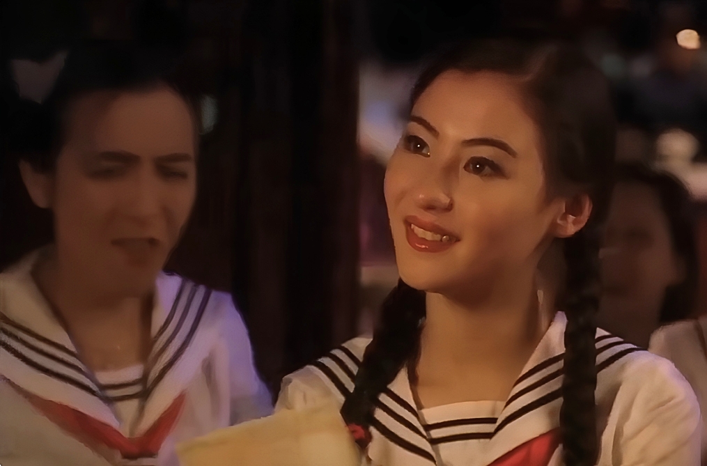 人稱「宗哥」的郭繼宗,曾在1999年《喜劇之王》中飾演女學生,與張栢芝同框。 人稱「宗哥」的郭繼宗,曾在1999年《喜劇之王》中飾演女學生,與張栢芝同框。